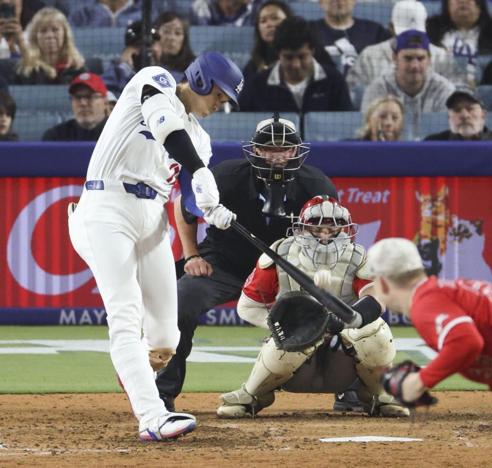 　エンゼルス戦の８回、３試合連続本塁打となる16号ソロを放つドジャース・大谷。投手ゼファジャン（共同）