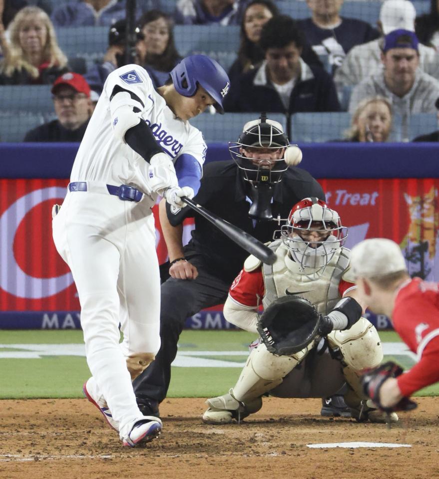 　エンゼルス戦の８回、３試合連続本塁打となる16号ソロを放つドジャース・大谷。投手ゼファジャン（共同）