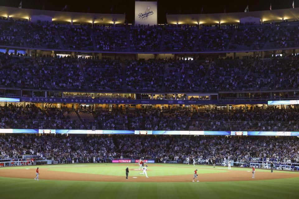 　エンゼルス戦の８回、16号ソロを放ち、二塁を回るドジャース・大谷（共同）