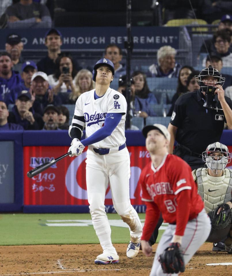 　８回、３試合連続本塁打となる１６号ソロを放つドジャース・大谷（共同）