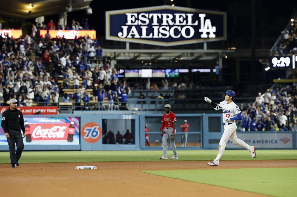 　エンゼルス戦の８回、16号ソロを放ち塁を回るドジャース・大谷（共同）