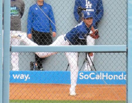 　ブルペンで術後最多５０球を投げた大谷（撮影・小林信行）