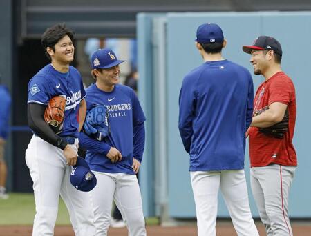 　試合前、談笑する（左から）ドジャース・大谷、山本、佐々木、エンゼルス・菊池（共同）