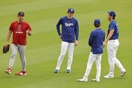 　試合前、談笑する（右から）ドジャース・大谷、山本、佐々木、エンゼルス・菊池（共同）