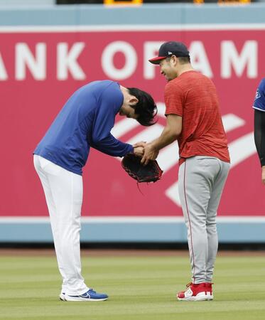 　試合前、あいさつを交わすドジャース・佐々木（左）とエンゼルス・菊池（共同）