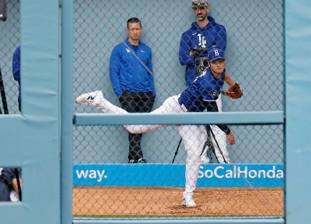 　ブルペンで投球練習するドジャース・大谷＝ロサンゼルス（共同）