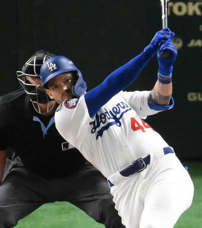 ドジャース　パヘズがいきなり同点３ラン！テオ不在の種まき巡ってベンチが混乱？ロバーツ監督がエア種まき　大谷翔平もニッコニコで祝福