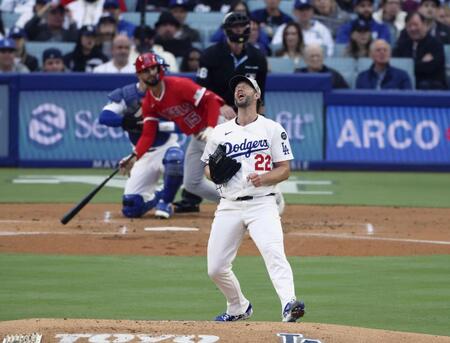 　エンゼルス戦の１回、ルーゴに適時二塁打を許すドジャースのカーショー（共同）