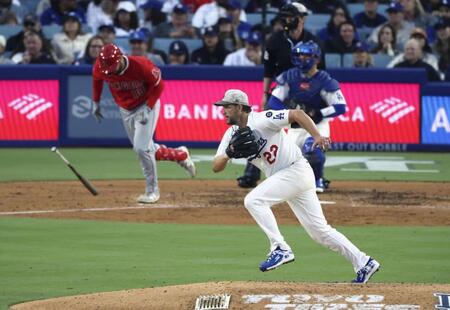 　エンゼルス戦の４回、シャヌエルを一ゴロに打ち取ったドジャースのカーショー（共同）