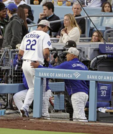 　エンゼルス戦の４回を投げ終えベンチに戻るドジャースのカーショー。右はロバーツ監督（共同）