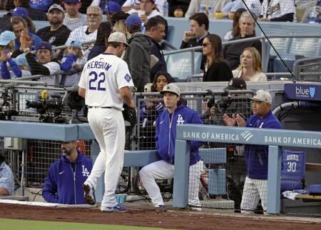 　エンゼルス戦の４回を投げ終えベンチに戻るドジャースのカーショー。右はロバーツ監督（共同）