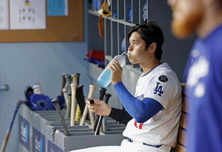 　エンゼルス戦のベンチで水分を補給するドジャース・大谷（提供・共同通信社）