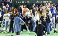 　試合後に記念撮影するドジャース選手の奥さまら関係者＝３月１８日、東京ドーム