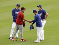　試合前、談笑する（右から）ドジャース・大谷、山本、エンゼルス・菊池、ドジャース・佐々木（共同）