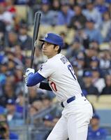 　エンゼルス戦の２回、中飛に倒れるドジャース・大谷（共同）