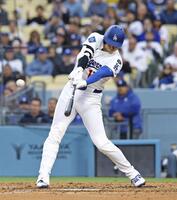 　エンゼルス戦の２回、中飛に倒れるドジャース・大谷（共同）