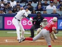 　エンゼルス戦の１回、空振り三振に倒れたドジャース・大谷。投手Ｔｙ・アンダーソン（共同）