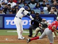 　エンゼルス戦の２回、中飛に倒れるドジャース・大谷（共同）