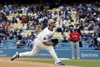 　エンゼルス戦に先発したドジャースのカーショー（共同）