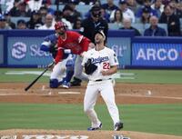 　エンゼルス戦の１回、ルーゴに適時二塁打を許すドジャースのカーショー（共同）