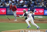 　エンゼルス戦の４回、シャヌエルを一ゴロに打ち取ったドジャースのカーショー（共同）