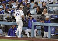 　エンゼルス戦の４回を投げ終えベンチに戻るドジャースのカーショー。右はロバーツ監督（共同）