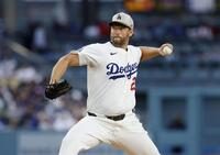 　エンゼルス戦に先発したドジャースのカーショー（共同）