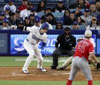 　エンゼルス戦の４回、空振り三振に倒れたドジャース・大谷。投手Ｔｙ・アンダーソン（共同）