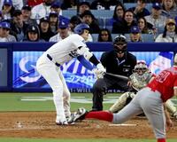 　エンゼルス戦の４回、空振り三振に倒れるドジャース・大谷（共同）