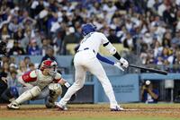 　エンゼルス戦の４回、空振り三振に倒れるドジャース・大谷（共同）