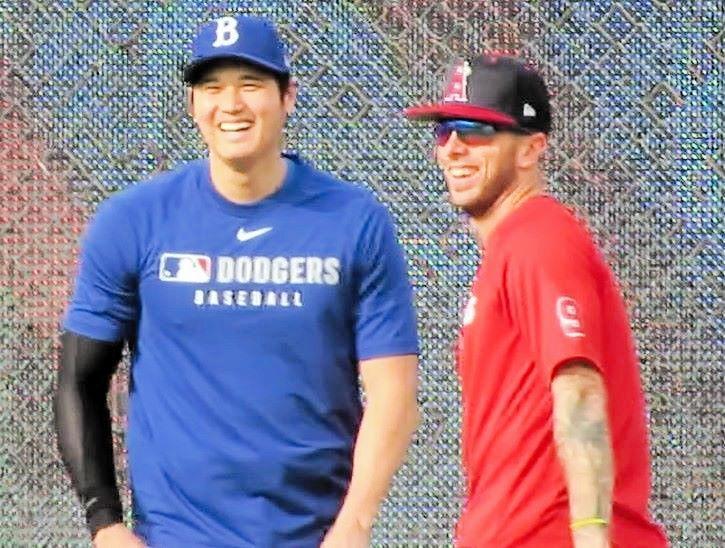 　古巣の選手やスタッフにあいさつ回り。ネトと談笑する大谷（撮影・小林信行）