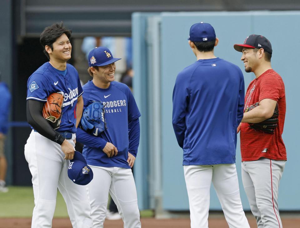 　試合前、談笑する（左から）ドジャース・大谷、山本、佐々木、エンゼルス・菊池（共同）
