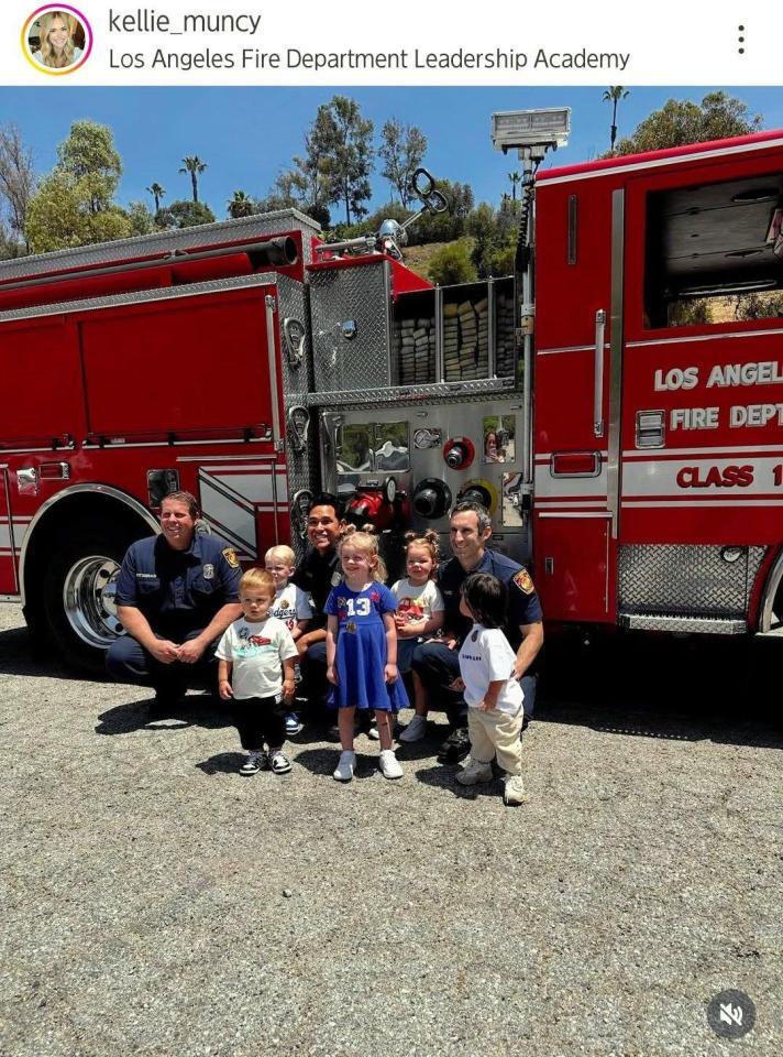 　子どもたちの集合写真。ケリー・マンシーさんのインスタグラム（ｋｅｌｌｉｅ＿ｍｕｎｃｙ）より