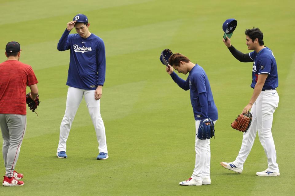 　試合前、談笑を終えた（右から）ドジャース・大谷、山本、佐々木、エンゼルス・菊池（共同）