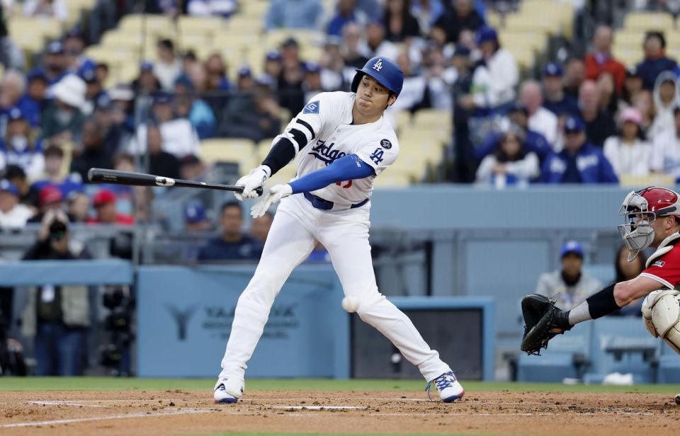 　エンゼルス戦の１回、空振り三振に倒れるドジャース・大谷（共同）