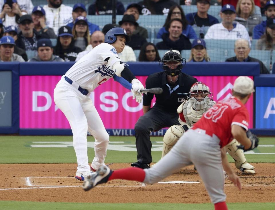 　エンゼルス戦の１回、空振り三振に倒れたドジャース・大谷。投手Ｔｙ・アンダーソン（共同）