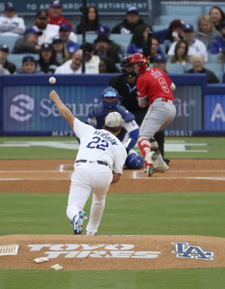 　エンゼルス戦の１回、投球するドジャースのカーショー（共同）