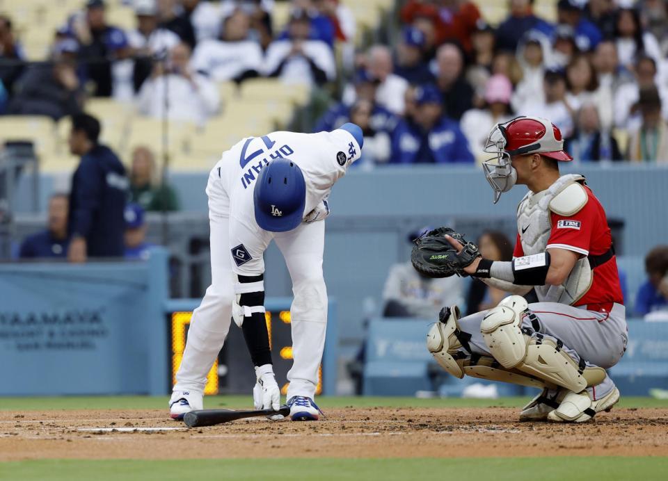 　エンゼルス戦の１回、バットを用いたルーティンを行うドジャース・大谷（共同）