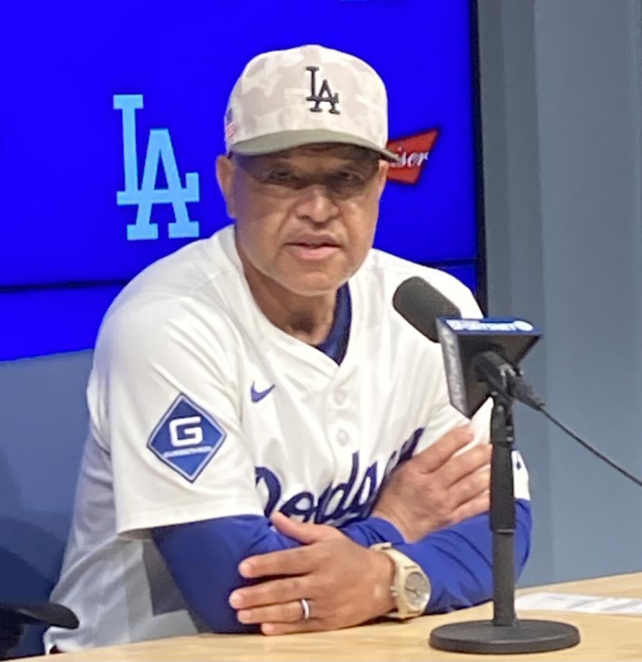 　会見で報道陣の質問に答えるロバーツ監督（撮影・小林信行）