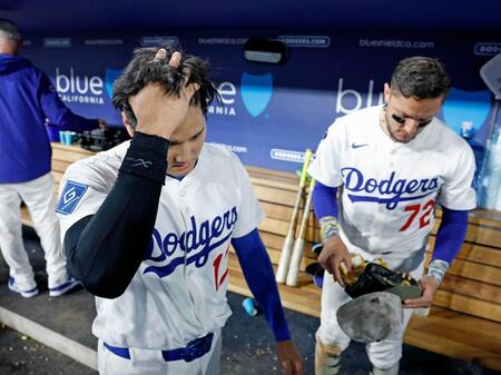 　エンゼルスに敗れ引き揚げるドジャース・大谷（共同）