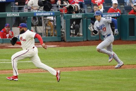 　４月６日のフィリーズ戦の９回、一ゴロに倒れたドジャース・大谷。左は投手アルバラド＝フィラデルフィア（共同）