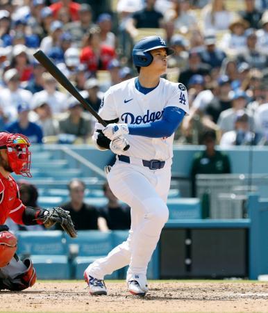 　エンゼルス戦の５回、右前適時打を放つドジャース・大谷＝ロサンゼルス（共同）