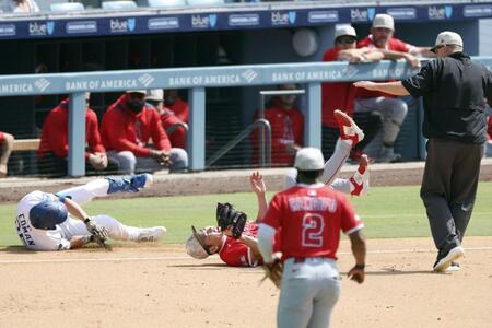 　ドジャース戦の６回、エドマンの一ゴロで一塁ベースカバーに入る際、交錯するエンゼルス・菊池。右足首を痛めて負傷降板となる＝ロサンゼルス（共同）