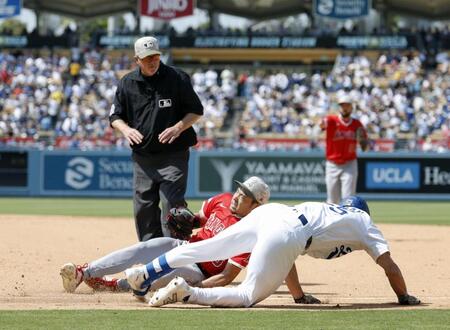 　ドジャース戦の６回、エドマンの一ゴロで一塁ベースカバーに入る際、交錯するエンゼルス・菊池。右足首を痛めて負傷降板となる＝ロサンゼルス（共同）