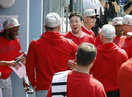 　ドジャース戦の６回、一塁ベースカバーに入った際の判定がセーフからアウトに変わり、ベンチで喜ぶエンゼルス・菊池（左から３人目）＝ロサンゼルス（共同）