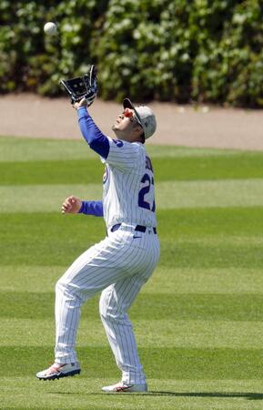 　ホワイトソックス戦の６回、左飛を捕球するカブス・鈴木＝シカゴ（共同）