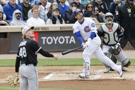 　ホワイトソックス戦の１回、先制の左犠飛を放つカブス・鈴木＝シカゴ（共同）