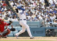　エンゼルス戦の３回、左前打を放つドジャース・大谷＝ロサンゼルス（共同）
