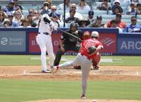 　エンゼルス戦の３回、左前打を放つドジャース・大谷。投手菊池＝ロサンゼルス（共同）