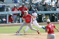 　ドジャース戦の６回、エドマンの一ゴロで一塁ベースカバーに入る際、交錯するエンゼルス・菊池。右足首を痛めて負傷降板となる＝ロサンゼルス（共同）